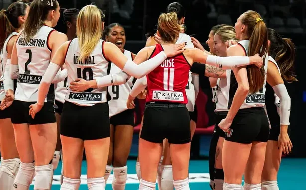 Beşiktaş Kadın Voleybol Takımı, THY karşısında muhteşem bir geri dönüşle kazandı! Takım ruhu sahadaydı. 💪