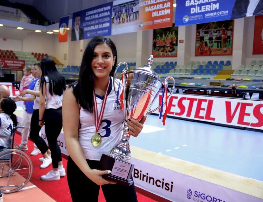 Eylül Karadaş Ne Kadar Kazanıyor ve Sevgilisi Kim?