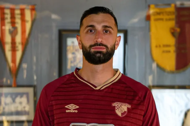 Efkan Bekiroğlu Kimdir? Yaşı, Boyu ve Oynadığı Takım