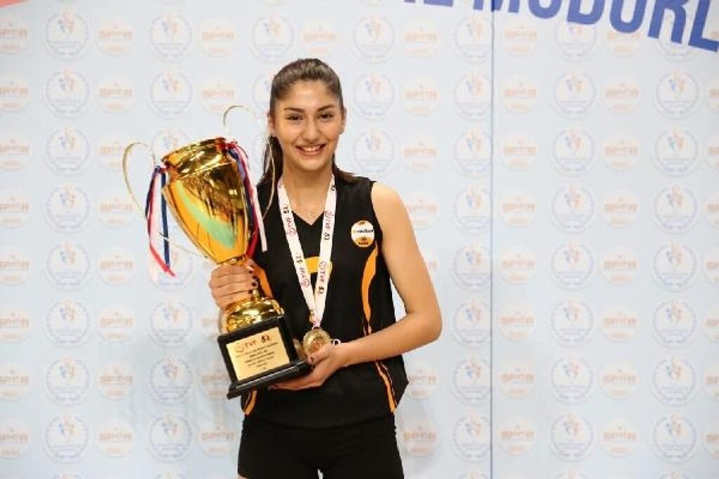 Buket Gülübay Hangi Takımda? Boyu ve Kilosu Kaç?