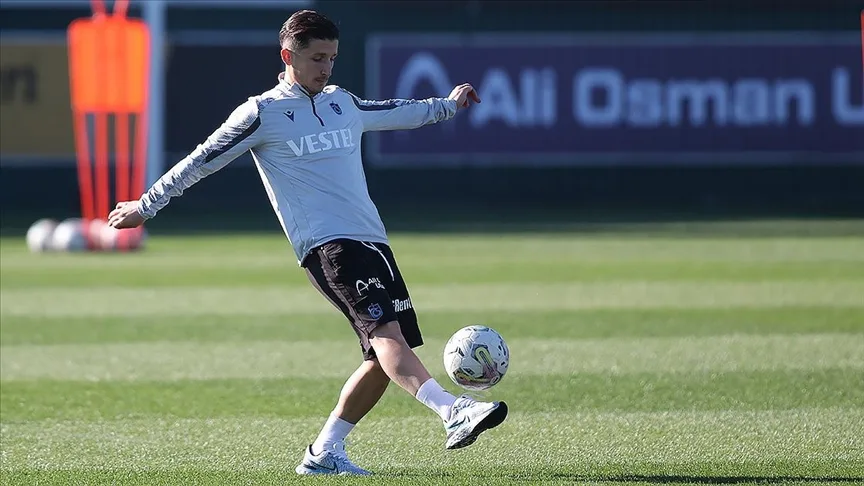 Enis Bardhi’nin Babasının Memleketi Neresi ve Sevgilisi Kim?