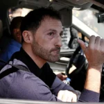 Meta Başlık: Domenico Tedesco'dan Fenerbahçe'ye Duygusal Veda: Samandıra'da Ayrılık Rüzgarları Meta Açıklama: Fenerbahçe ile yollarını ayıran İtalyan teknik direktör Domenico Tedesco, Samandıra Can Bartu Tesisleri'nde futbolcular ve taraftarlarla duygusal bir şekilde vedalaştı. Ayrılığın perde arkası haberimizde. Samandıra'da Hüzünlü Bir Sabah Fenerbahçe'de alınan son kararların ardından beklenen ayrılık resmileşti ve teknik direktör Domenico Tedesco dönemi resmen sona erdi. 29 Nisan 2026 Çarşamba sabahı Samandıra Can Bartu Tesisleri, oldukça hüzünlü ve bir o kadar da duygu yüklü anlara sahne oldu. İtalyan çalıştırıcı, sarı-lacivertli kulüple profesyonel bağlarını kopardıktan sonra son bir kez tesislere adım atarak, aylar boyunca birlikte omuz omuza mücadele ettiği oyuncularıyla yüz yüze vedalaşmak için Samandıra'nın yolunu tuttu. Tesislerin kapısından girdiği andan itibaren hem kulüp personeli hem de futbolcular tarafından saygıyla karşılanan tecrübeli teknik adamın, takımın toplanma alanında oyuncularına kısa ama etkili bir veda konuşması yaptığı öğrenildi. Futbolcularına kalan maçlarda ve kariyerlerinde başarılar dileyen Tedesco'nun, Fenerbahçe camiasının büyüklüğüne dikkat çekerek burada geçirdiği mesai günlerini ve edindiği dostlukları asla unutmayacağını samimi bir dille ifade ettiği belirtildi. Taraftarlarla Son Buluşma ve Gözyaşları İçerideki resmi ve duygusal vedalaşmanın ardından tesislerin çıkış kapısına yönelen Domenico Tedesco'yu dışarıda bekleyen özel bir sürpriz daha vardı. Sabahın erken saatleri olmasına rağmen ayrılık haberini alıp Samandıra'ya akın eden vefalı sarı-lacivertli taraftarlar, eski hocalarını sevgi gösterileriyle uğurlamak için bir araya gelmişti. Tedesco, aracına binip uzaklaşmak yerine doğrudan bu taraftar grubunun yanına giderek onlarla yakından ilgilendi ve vedasını sokaktaki destekçileriyle de paylaştı. Taraftarların uzattığı formaları ve atkıları tek tek imzalayan, gelen hatıra fotoğrafı isteklerini büyük bir nezaketle geri çevirmeyen İtalyan çalıştırıcının, gösterilen bu yoğun sevgi seli karşısında oldukça duygulandığı gözlendi. Aracına doğru yöneldiği anlarda gözyaşlarına hakim olmakta zorlandığı dikkatlerden kaçmayan Tedesco, taraftarların sıcak alkışları eşliğinde tesisten ayrılarak Fenerbahçe sayfasına unutulmaz bir vedayla nokta koydu.