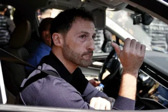 Meta Başlık: Domenico Tedesco'dan Fenerbahçe'ye Duygusal Veda: Samandıra'da Ayrılık Rüzgarları Meta Açıklama: Fenerbahçe ile yollarını ayıran İtalyan teknik direktör Domenico Tedesco, Samandıra Can Bartu Tesisleri'nde futbolcular ve taraftarlarla duygusal bir şekilde vedalaştı. Ayrılığın perde arkası haberimizde. Samandıra'da Hüzünlü Bir Sabah Fenerbahçe'de alınan son kararların ardından beklenen ayrılık resmileşti ve teknik direktör Domenico Tedesco dönemi resmen sona erdi. 29 Nisan 2026 Çarşamba sabahı Samandıra Can Bartu Tesisleri, oldukça hüzünlü ve bir o kadar da duygu yüklü anlara sahne oldu. İtalyan çalıştırıcı, sarı-lacivertli kulüple profesyonel bağlarını kopardıktan sonra son bir kez tesislere adım atarak, aylar boyunca birlikte omuz omuza mücadele ettiği oyuncularıyla yüz yüze vedalaşmak için Samandıra'nın yolunu tuttu. Tesislerin kapısından girdiği andan itibaren hem kulüp personeli hem de futbolcular tarafından saygıyla karşılanan tecrübeli teknik adamın, takımın toplanma alanında oyuncularına kısa ama etkili bir veda konuşması yaptığı öğrenildi. Futbolcularına kalan maçlarda ve kariyerlerinde başarılar dileyen Tedesco'nun, Fenerbahçe camiasının büyüklüğüne dikkat çekerek burada geçirdiği mesai günlerini ve edindiği dostlukları asla unutmayacağını samimi bir dille ifade ettiği belirtildi. Taraftarlarla Son Buluşma ve Gözyaşları İçerideki resmi ve duygusal vedalaşmanın ardından tesislerin çıkış kapısına yönelen Domenico Tedesco'yu dışarıda bekleyen özel bir sürpriz daha vardı. Sabahın erken saatleri olmasına rağmen ayrılık haberini alıp Samandıra'ya akın eden vefalı sarı-lacivertli taraftarlar, eski hocalarını sevgi gösterileriyle uğurlamak için bir araya gelmişti. Tedesco, aracına binip uzaklaşmak yerine doğrudan bu taraftar grubunun yanına giderek onlarla yakından ilgilendi ve vedasını sokaktaki destekçileriyle de paylaştı. Taraftarların uzattığı formaları ve atkıları tek tek imzalayan, gelen hatıra fotoğrafı isteklerini büyük bir nezaketle geri çevirmeyen İtalyan çalıştırıcının, gösterilen bu yoğun sevgi seli karşısında oldukça duygulandığı gözlendi. Aracına doğru yöneldiği anlarda gözyaşlarına hakim olmakta zorlandığı dikkatlerden kaçmayan Tedesco, taraftarların sıcak alkışları eşliğinde tesisten ayrılarak Fenerbahçe sayfasına unutulmaz bir vedayla nokta koydu.