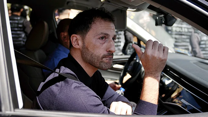 Meta Başlık: Domenico Tedesco'dan Fenerbahçe'ye Duygusal Veda: Samandıra'da Ayrılık Rüzgarları Meta Açıklama: Fenerbahçe ile yollarını ayıran İtalyan teknik direktör Domenico Tedesco, Samandıra Can Bartu Tesisleri'nde futbolcular ve taraftarlarla duygusal bir şekilde vedalaştı. Ayrılığın perde arkası haberimizde. Samandıra'da Hüzünlü Bir Sabah Fenerbahçe'de alınan son kararların ardından beklenen ayrılık resmileşti ve teknik direktör Domenico Tedesco dönemi resmen sona erdi. 29 Nisan 2026 Çarşamba sabahı Samandıra Can Bartu Tesisleri, oldukça hüzünlü ve bir o kadar da duygu yüklü anlara sahne oldu. İtalyan çalıştırıcı, sarı-lacivertli kulüple profesyonel bağlarını kopardıktan sonra son bir kez tesislere adım atarak, aylar boyunca birlikte omuz omuza mücadele ettiği oyuncularıyla yüz yüze vedalaşmak için Samandıra'nın yolunu tuttu. Tesislerin kapısından girdiği andan itibaren hem kulüp personeli hem de futbolcular tarafından saygıyla karşılanan tecrübeli teknik adamın, takımın toplanma alanında oyuncularına kısa ama etkili bir veda konuşması yaptığı öğrenildi. Futbolcularına kalan maçlarda ve kariyerlerinde başarılar dileyen Tedesco'nun, Fenerbahçe camiasının büyüklüğüne dikkat çekerek burada geçirdiği mesai günlerini ve edindiği dostlukları asla unutmayacağını samimi bir dille ifade ettiği belirtildi. Taraftarlarla Son Buluşma ve Gözyaşları İçerideki resmi ve duygusal vedalaşmanın ardından tesislerin çıkış kapısına yönelen Domenico Tedesco'yu dışarıda bekleyen özel bir sürpriz daha vardı. Sabahın erken saatleri olmasına rağmen ayrılık haberini alıp Samandıra'ya akın eden vefalı sarı-lacivertli taraftarlar, eski hocalarını sevgi gösterileriyle uğurlamak için bir araya gelmişti. Tedesco, aracına binip uzaklaşmak yerine doğrudan bu taraftar grubunun yanına giderek onlarla yakından ilgilendi ve vedasını sokaktaki destekçileriyle de paylaştı. Taraftarların uzattığı formaları ve atkıları tek tek imzalayan, gelen hatıra fotoğrafı isteklerini büyük bir nezaketle geri çevirmeyen İtalyan çalıştırıcının, gösterilen bu yoğun sevgi seli karşısında oldukça duygulandığı gözlendi. Aracına doğru yöneldiği anlarda gözyaşlarına hakim olmakta zorlandığı dikkatlerden kaçmayan Tedesco, taraftarların sıcak alkışları eşliğinde tesisten ayrılarak Fenerbahçe sayfasına unutulmaz bir vedayla nokta koydu.