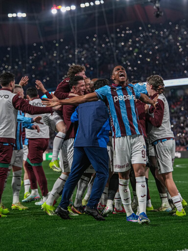 106 Günlük Namağlup Seri: Bileği Bükülmeyen Takım