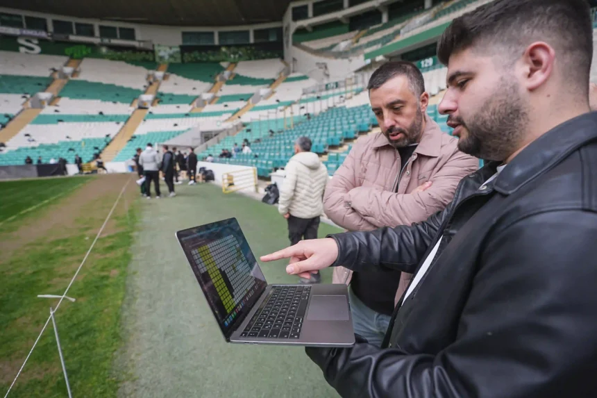 Bursaspor Tribünlerinde Tarihi Şölen: 40 Bin Kartonla Dev Koreografi!