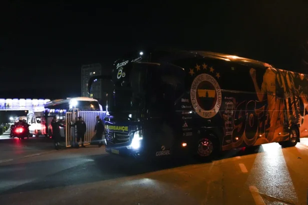 Fenerbahçe'de Derbi Depremi: Mağlubiyet Sonrası Samandıra'da Sert Protesto