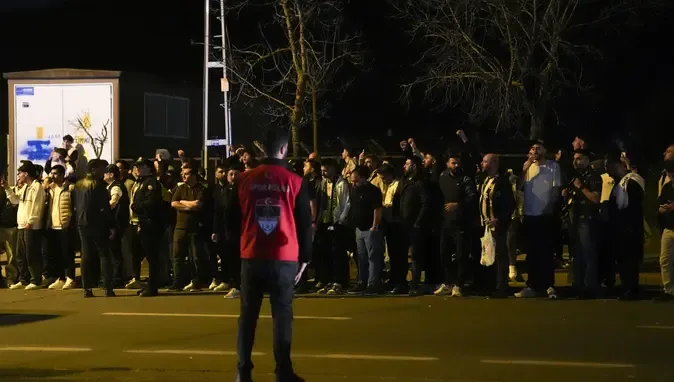 Takım Otobüsüne Yabancı Madde Yağmuru