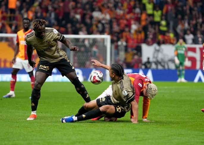 İlk Yarıda Sane Sahneye Çıktı