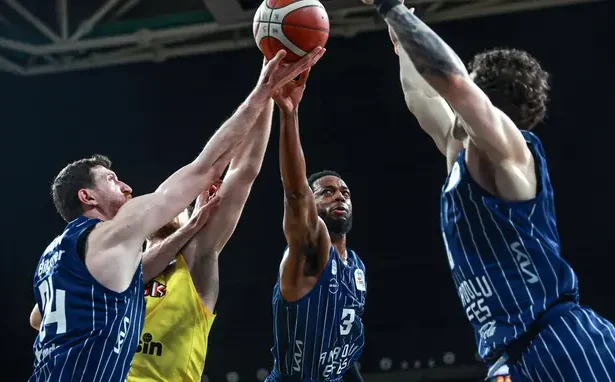 Anadolu Efes Mersin Deplasmanından Kıl Payı Zaferle Döndü