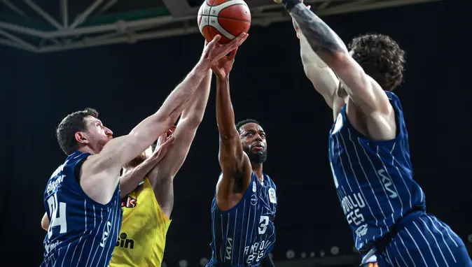 Anadolu Efes Mersin Deplasmanından Kıl Payı Zaferle Döndü