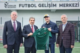 Mesut Özil’den Esenler’e Çıkarma: Türkiye'nin İlk Futbol Gelişim Merkezi'ni İnceledi
