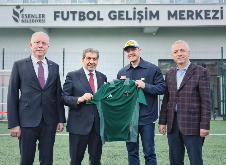 Mesut Özil’den Esenler’e Çıkarma: Türkiye'nin İlk Futbol Gelişim Merkezi'ni İnceledi