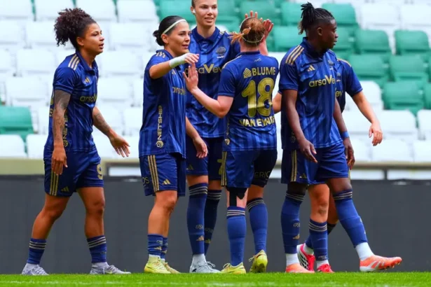 Fenerbahçe Kadın Futbol Takımı'ndan Tarihi Şampiyonluk