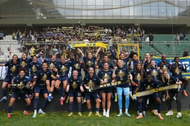 Fenerbahçe arsaVev Tarihi Şampiyonluk Kupasına Chobani Stadı'nda Kavuşuyor!