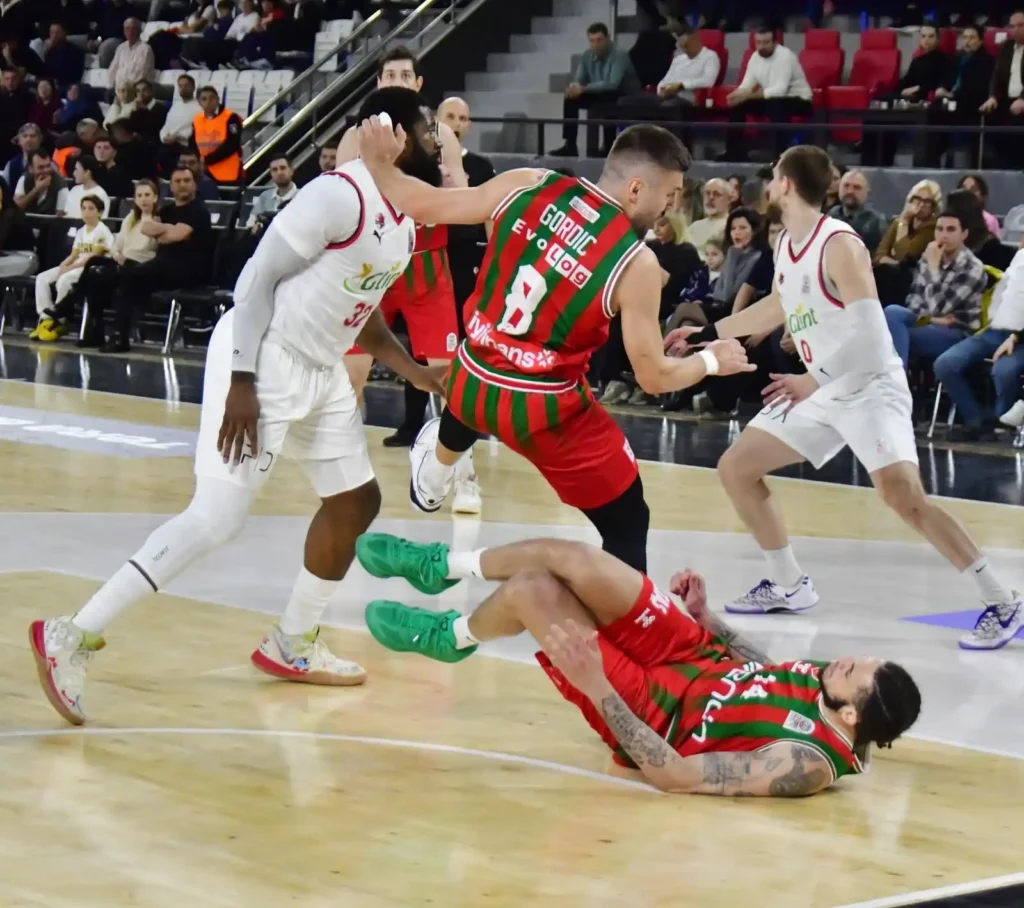 Potada 52 Yıllık Çınar Devrilmenin Eşiğinde