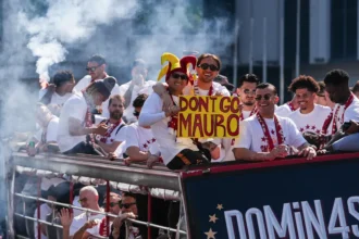 Galatasaray'ın 26. Şampiyonluk Kutlamasında Torreira ve Yunus'tan "Gitme" Pankartı!