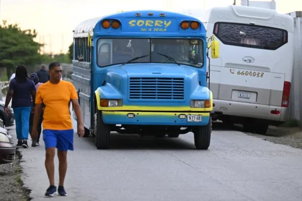 Dick Advocaat Yönetimindeki Curaçao'dan Dünya Kupası Öncesi Camsız Otobüs Sürprizi!