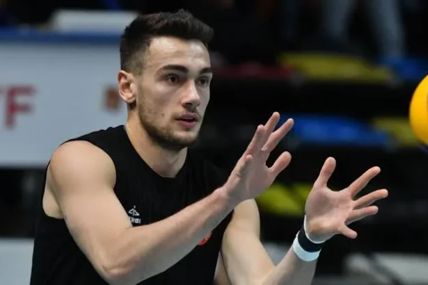 A Milli Erkek Voleybol Takımı'nda Şok! Bedirhan Bülbül'de Omuz Sıkışma Sendromu