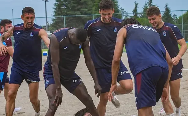 Trabzonspor'da Çift İdmanlı Mesai: Yeni Transfer Cenk Özkacar Sahaya İndi