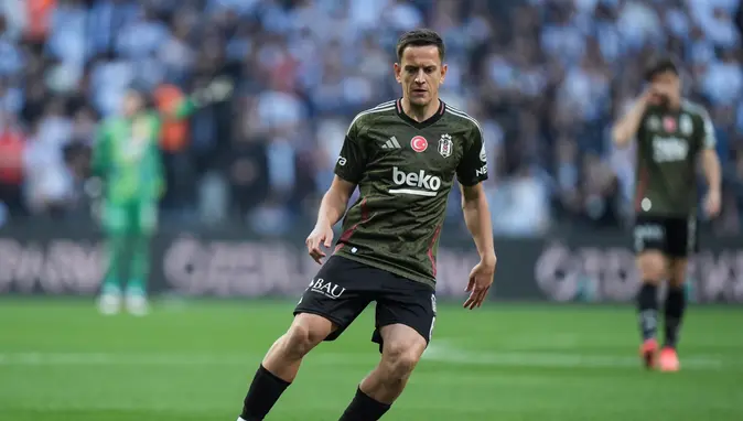 Beşiktaş'ta Orta Sahada Çifte Veda: Amir Hadziahmetovic ve Al-Musrati Ayrıldı
