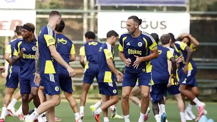 Fenerbahçe'nin Gençlerbirliği Maçı Kamp Kadrosu Açıklandı: Eksikler Dikkat Çekiyor