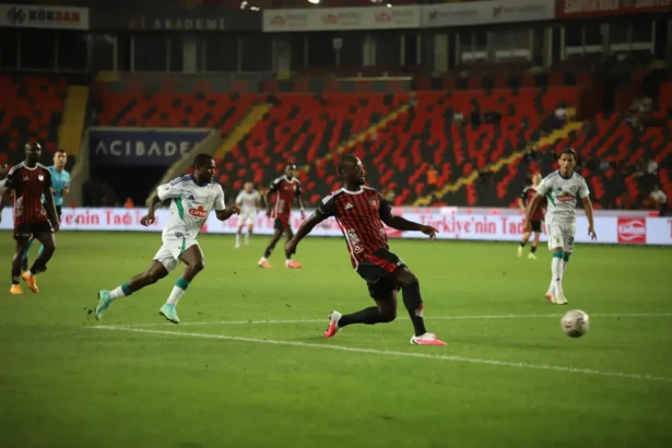 Gaziantep'te Çaykur Rizespor Fırtınası: İlk Yarıda İşi Bitirdiler (2-1)