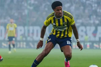 Roma'dan Fenerbahçe'ye Resmi Teklif: Jayden Oosterwolde İtalya Yolcusu mu? Fenerbahçe'de yeni sezon hazırlıkları ve kadro mühendisliği tüm hızıyla devam ederken, İtalya'dan gelen flaş bir transfer teklifi gündeme bomba gibi düştü. İşte Oosterwolde cephesinde yaşanan son gelişmeler: Kadro Yeniden Şekilleniyor ve Çizme'den Gelen Hamle Yeni sezona iddialı bir giriş yapmak isteyen Fenerbahçe'de, transfer tahtasındaki hareketlilik sadece gelen oyuncularla sınırlı kalmıyor. Takımdan ayrılacak isimlerin de yavaş yavaş netleşmeye başladığı bu günlerde, Cengiz Ünder için konuşulan Al Wahda iddialarının hemen ardından savunma hattında da sürpriz bir gelişme yaşandı. Sarı-lacivertli yönetimin, kadrodaki şişkinliği azaltmak ve bütçe yaratmak adına gelen teklifleri titizlikle değerlendirdiği biliniyor. Bu hareketli süreçte en dikkat çekici adım İtalya Serie A'nın köklü ekiplerinden Roma'dan geldi. Başkent ekibi, Fenerbahçe'nin 25 yaşındaki başarılı savunmacısı Jayden Oosterwolde için sarı-lacivertli kulübün kapısını resmi bir teklifle çaldı. Kariyerine daha önce Çizme'de yön vermiş olan Hollandalı futbolcunun, Roma'nın bu ilgisine oldukça sıcak baktığı ve İtalya'da yeniden forma giymek istediği öğrenildi. Yabancı Kuralı ve Tıkanan Sözleşme Görüşmeleri Jayden Oosterwolde'nin Fenerbahçe ile mevcut sözleşmesi 2028 yılına kadar devam etse de, arka planda yönetimi düşündüren bazı idari krizler baş gösterdi. Özellikle Süper Lig'de uygulanan yabancı sınırı kuralı, sarı-lacivertli idarecilerin hamle alanını ciddi şekilde daraltıyor. Bu kuralın getirdiği kontenjan sıkıntısı nedeniyle, 25 yaşındaki oyuncu ile yapılması planlanan sözleşme yenileme ve iyileştirme görüşmelerinden an itibarıyla bir sonuç alınamadı. Sözleşme görüşmelerindeki bu belirsizlik, Roma'nın transferdeki elini güçlendiren en önemli faktör oldu. İtalyan devi, oyuncunun menajeriyle yaptığı ön görüşmelerde aldığı olumlu sinyallerin ardından resmi teklifini masaya sundu. Fenerbahçe yönetimi ise hem yabancı kontenjanında yer açmak hem de oyuncunun ayrılma isteğini göz önünde bulundurarak bu teklifi ciddi bir şekilde masaya yatırmış durumda. Sturm Graz Maçındaki Talihsiz Sakatlık Transfer görüşmeleri tüm sıcaklığıyla devam ederken, yeşil sahalardan gelen üzücü bir haber sürecin gidişatını etkileme potansiyeli taşıyor. Fenerbahçe'nin Sturm Graz ile oynadığı kritik karşılaşmada talihsiz bir sakatlık yaşayan Jayden Oosterwolde, maçı yarıda bırakmak zorunda kalmıştı. Sağlık heyetinin yaptığı ilk tetkikler ve çekilen MR sonucunda, 25 yaşındaki oyuncunun arka adale tendonunda kısmi yırtık tespit edildiği kamuoyuna duyuruldu. Bu beklenmedik sağlık problemi, Roma cephesinde de yakından takip ediliyor. İtalyan kulübünün sağlık yetkilileri, transferin resmiyet kazanmasından önce oyuncunun güncel raporlarını detaylıca inceliyor. Oosterwolde'nin rehabilitasyon sürecinin ne kadar süreceği ve sahalara tam kapasiteyle dönüş tarihi, bu büyük transferin sonlanıp sonlanmayacağını belirleyecek en önemli etken olacak.
