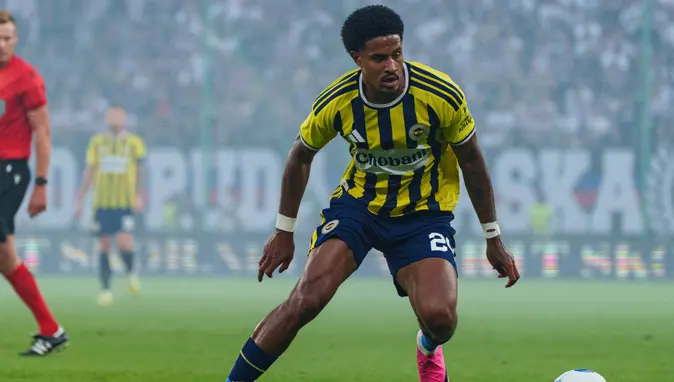 Roma'dan Fenerbahçe'ye Resmi Teklif: Jayden Oosterwolde İtalya Yolcusu mu? Fenerbahçe'de yeni sezon hazırlıkları ve kadro mühendisliği tüm hızıyla devam ederken, İtalya'dan gelen flaş bir transfer teklifi gündeme bomba gibi düştü. İşte Oosterwolde cephesinde yaşanan son gelişmeler: Kadro Yeniden Şekilleniyor ve Çizme'den Gelen Hamle Yeni sezona iddialı bir giriş yapmak isteyen Fenerbahçe'de, transfer tahtasındaki hareketlilik sadece gelen oyuncularla sınırlı kalmıyor. Takımdan ayrılacak isimlerin de yavaş yavaş netleşmeye başladığı bu günlerde, Cengiz Ünder için konuşulan Al Wahda iddialarının hemen ardından savunma hattında da sürpriz bir gelişme yaşandı. Sarı-lacivertli yönetimin, kadrodaki şişkinliği azaltmak ve bütçe yaratmak adına gelen teklifleri titizlikle değerlendirdiği biliniyor. Bu hareketli süreçte en dikkat çekici adım İtalya Serie A'nın köklü ekiplerinden Roma'dan geldi. Başkent ekibi, Fenerbahçe'nin 25 yaşındaki başarılı savunmacısı Jayden Oosterwolde için sarı-lacivertli kulübün kapısını resmi bir teklifle çaldı. Kariyerine daha önce Çizme'de yön vermiş olan Hollandalı futbolcunun, Roma'nın bu ilgisine oldukça sıcak baktığı ve İtalya'da yeniden forma giymek istediği öğrenildi. Yabancı Kuralı ve Tıkanan Sözleşme Görüşmeleri Jayden Oosterwolde'nin Fenerbahçe ile mevcut sözleşmesi 2028 yılına kadar devam etse de, arka planda yönetimi düşündüren bazı idari krizler baş gösterdi. Özellikle Süper Lig'de uygulanan yabancı sınırı kuralı, sarı-lacivertli idarecilerin hamle alanını ciddi şekilde daraltıyor. Bu kuralın getirdiği kontenjan sıkıntısı nedeniyle, 25 yaşındaki oyuncu ile yapılması planlanan sözleşme yenileme ve iyileştirme görüşmelerinden an itibarıyla bir sonuç alınamadı. Sözleşme görüşmelerindeki bu belirsizlik, Roma'nın transferdeki elini güçlendiren en önemli faktör oldu. İtalyan devi, oyuncunun menajeriyle yaptığı ön görüşmelerde aldığı olumlu sinyallerin ardından resmi teklifini masaya sundu. Fenerbahçe yönetimi ise hem yabancı kontenjanında yer açmak hem de oyuncunun ayrılma isteğini göz önünde bulundurarak bu teklifi ciddi bir şekilde masaya yatırmış durumda. Sturm Graz Maçındaki Talihsiz Sakatlık Transfer görüşmeleri tüm sıcaklığıyla devam ederken, yeşil sahalardan gelen üzücü bir haber sürecin gidişatını etkileme potansiyeli taşıyor. Fenerbahçe'nin Sturm Graz ile oynadığı kritik karşılaşmada talihsiz bir sakatlık yaşayan Jayden Oosterwolde, maçı yarıda bırakmak zorunda kalmıştı. Sağlık heyetinin yaptığı ilk tetkikler ve çekilen MR sonucunda, 25 yaşındaki oyuncunun arka adale tendonunda kısmi yırtık tespit edildiği kamuoyuna duyuruldu. Bu beklenmedik sağlık problemi, Roma cephesinde de yakından takip ediliyor. İtalyan kulübünün sağlık yetkilileri, transferin resmiyet kazanmasından önce oyuncunun güncel raporlarını detaylıca inceliyor. Oosterwolde'nin rehabilitasyon sürecinin ne kadar süreceği ve sahalara tam kapasiteyle dönüş tarihi, bu büyük transferin sonlanıp sonlanmayacağını belirleyecek en önemli etken olacak.