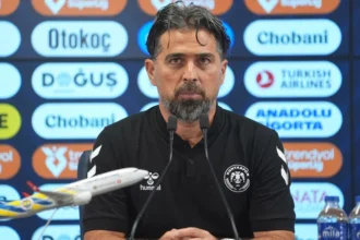 İlhan Palut'tan Fenerbahçe Maçı Sonrası Hakem ve VAR İsyanı