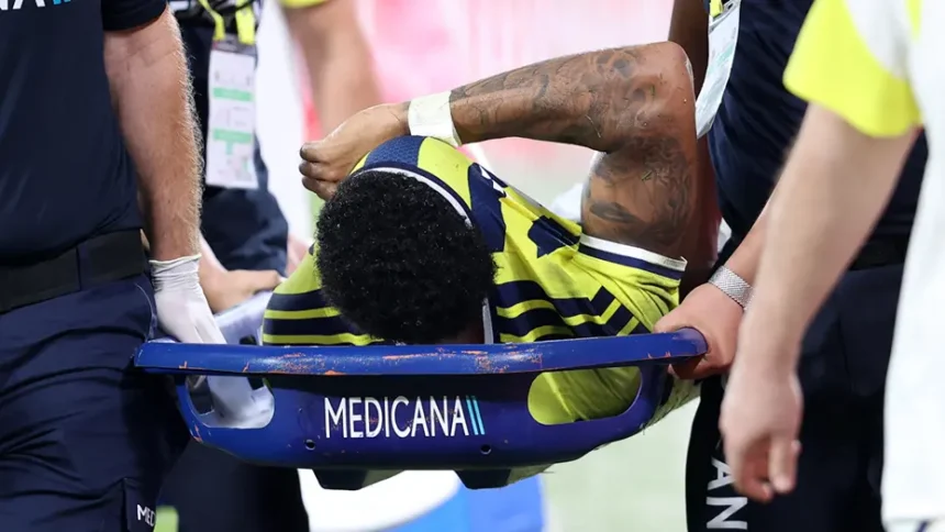 Fenerbahçe'de Oosterwolde Şoku: Sahalardan Kaç Hafta Uzak Kalacak?