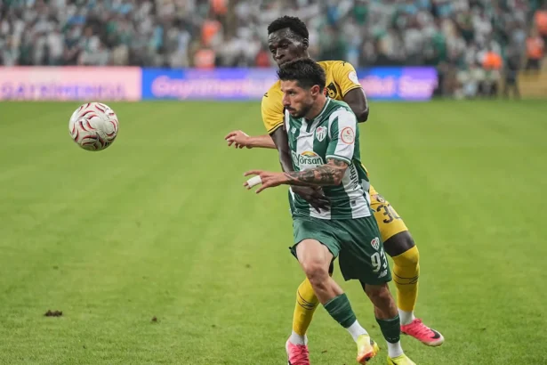 Bursaspor 40 Bin Taraftarı Önünde Şov Yaptı: İstanbulspor'u 4-0 Geçti