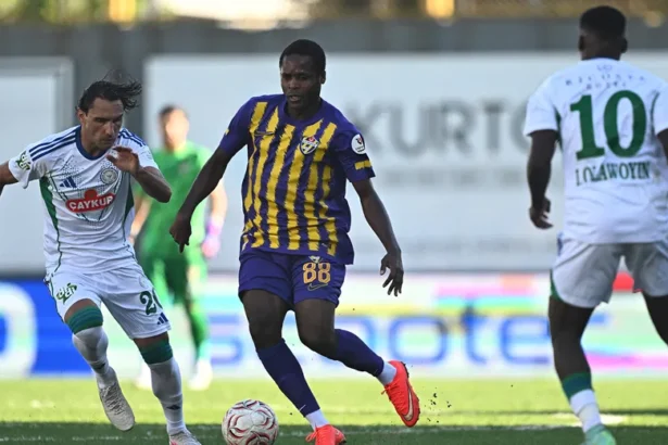 10 Kişi Kalan Çaykur Rizespor, Eyüpspor'u Deplasmanda 2 Golle Yıktı