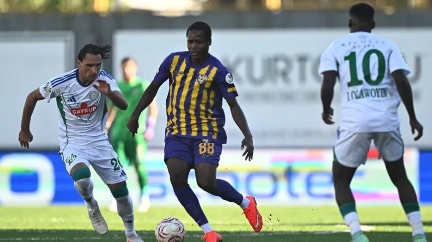 10 Kişi Kalan Çaykur Rizespor, Eyüpspor'u Deplasmanda 2 Golle Yıktı