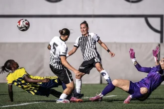 Fenerbahçe ArsaVev Kadın Futbol Takımı Derbide Beşiktaş’ı 3-0 İle Geçti