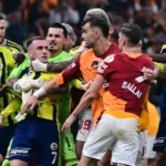 Galatasaray - Fenerbahçe Derbisinde Olaylı Gece: Saha Karıştı, Kırmızı Kartlar Çıktı