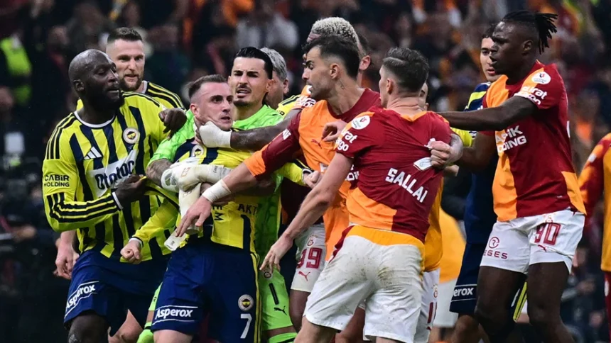 Galatasaray - Fenerbahçe Derbisinde Olaylı Gece: Saha Karıştı, Kırmızı Kartlar Çıktı