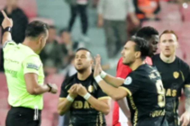 Samsunspor - Amedspor Maçında Ortalığı Karıştıran Kırmızı Kart Şoku!