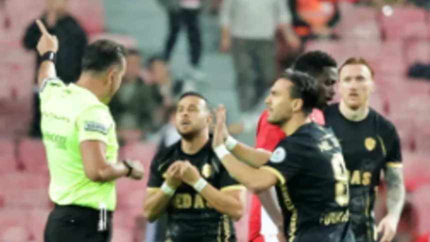 Samsunspor - Amedspor Maçında Ortalığı Karıştıran Kırmızı Kart Şoku!